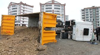 Yükünü Boşaltmaya Çalışan Kamyon Devrildi: 2 Yaralı