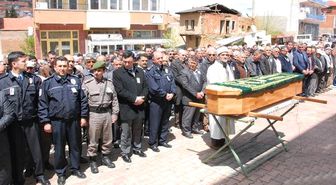 Ev Arkadaşını Öldürüp, İntihar Eden Polis Uşak'ta Toprağa Verildi