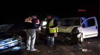 Ödemiş Otomobil Karşı Şeride Geçti 3 Ölü, 1 Yaralı