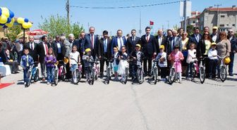Biga Fenerbahçeliler Derneği Çocuklara Bisiklet Dağıttı