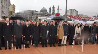 Taksim Cumhuriyet Anıtı'nda 23 Nisan Töreni