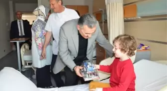 Vali Ayyıldız 23 Nisan'da Çocuk Hastaları Sevindirdi