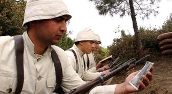 Gelibolu'ya Gelenleri 1915 Dönemi Kıyafetli Askerler Karşıladı