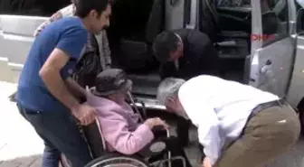 İzmir - Ünlü Yazara Gençlerden İlgi