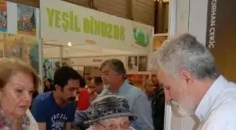 Ünlü Yazara Gençlerden İlgi