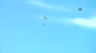 Yamaç Paraşütüyle Denize İnen Turist Korkuttu