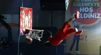 Çocuklar Uçan Adamları İlgiyle İzledi