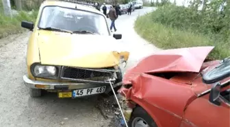 Demirci'de Trafik Kazası: 5 Yaralı