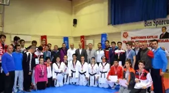 Şampiyonlar Madalyalarını Alıyor