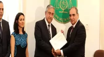 KKTC'nin Yeni Cumhurbaşkanı Mustafa Akıncı Mazbatasını Aldı