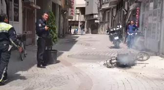 Polise Kızıp Motosikletini Ateşe Verdi