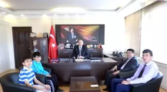 Yolda Buldukları Parayı Kaymakamlığa Teslim Eden Minik Öğrenciler Ödüllendirildi