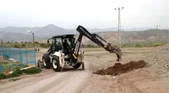 Arsasından Geçen Mahalle Yolunu Kepçeyle Kazdırıp Kapattı