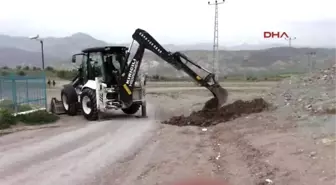 Sivas Mahalle Yolunu Kepçeyle Kazdırıp Kapattı