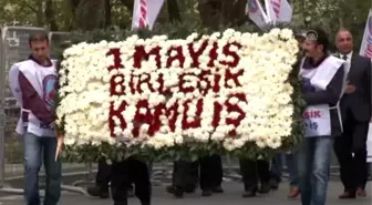 Birleşik Kamu-İş, Taksim Cumhuriyet Anıtı'na Çelenk Bıraktı