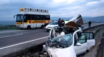 Afyonkarahisar'da Otomobil Midibüse Çarptı: 1 Ölü, 2 Yaralı