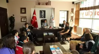 Şampiyon Yüzücüler Murat Eskici'yi Ziyaret Etti