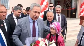 Arınç, Mikrofonun Azizliğine Uğrayınca Esprileri Patlattı