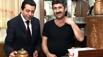 Zırhlıoğlu Vatandaşlara Elleriyle Çay İkram Etti