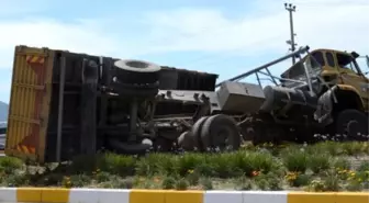 Damperi Açılan Kamyon Mobese Direğini Yıktı, Faciadan Dönüldü