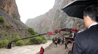 Hakkari'de Araç Zap Suyu'na Uçtu: 5 Kayıp (2)