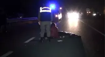 Otomobil Kazazedelere Çarptı: 1 Ölü, 1 Yaralı
