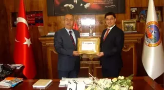 Pazaryolu Kaymakamı Ayhan Terzi'ye Fahri Hemşehrilik Beratı...