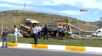 Selçuk'ta Kamyon, MOBESE Direklerini Yıktı