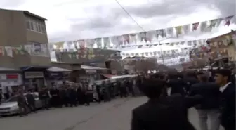 Bağımsız Ağrı Milletvekili Adayı Kaya'ya Taşlı Saldırı (1)