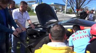 Bolu Otomobiliyle Aydınlatma Direğine Çarpan Güvenlik Görevlisi Yaralandı