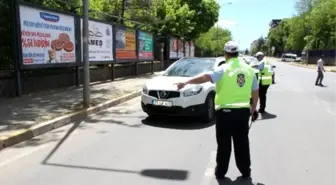 Diyarbakır'da Küçük 'Şahin Polisler' Sürücüleri Durdurarak Uyardı
