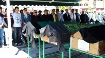 Gümüşhane'deki Kazada Ölen 3 Kardeşin Cenazeleri Toprağa Verildi