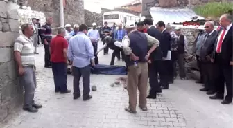 Kınık Minibüsün Altına Kaçan Topunu Almak İsterken Canından Oldu