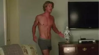 Shirtless Chris Hemsworth Steals The Show İn New 'Vacation' Trailer