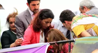 HDP'nin Milletvekili Adayı Ayşenur Vaizoğu, Mitingde Bayıldı