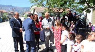 Minik Mankenler Annelerinin Diktiği Elbiselerle Podyuma Çıktı
