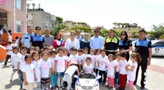 Polisten Miniklere Akülü Polis Arabası
