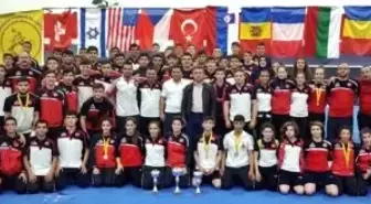 Yıldız ve Genç Güreşçilerden Romanya'da 14 Madalya