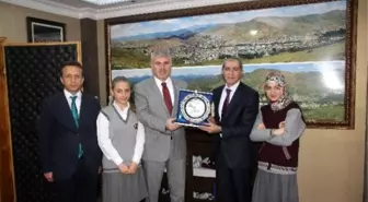 Anadolu Lisesi'nden Belediye Başkanı Memiş'e Şükran Plaketi