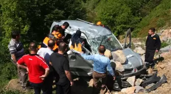 Takla Atan Araç Uçuruma Düşmesin Diye Kaputuna Kaya Parçaları Kondu: 2 Ölü, 3 Yaralı