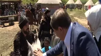 Davutoğlu, 'Diriliş Ertuğrul' Dizisinin Setini Gezdi