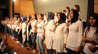 Oyun Ve Şarkılara Elleriyle Ses Verdiler