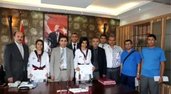 Tekvandocu Kızlara Altın