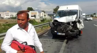 Kamyonet, Turistleri Taşıyan Minibüse Çarptı: 1 Yaralı