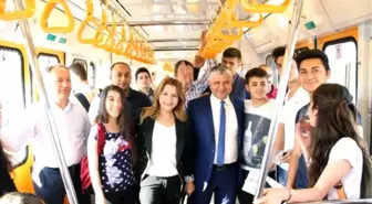 MHP'li Yılmaz Metroya Bindi, Oy İstedi