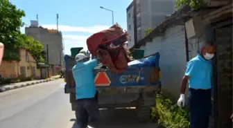 Görme Engelli Kadının Evinden Yedi Traktör Çöp Çıktı