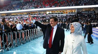Sare Hanım'dan Davutoğlu'na 'Konuşma' Yasağı