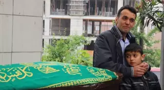 Babasını Son Yolculuğuna Gözyaşlarıyla Uğurladı