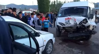 Minibüsle Otomobil Çarpıştı: 1 Ölü, 4 Yaralı