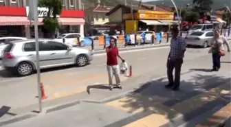 Cadde Üzerindeki Ağaçta Biriken Arılar Yayalara Zor Anlar Yaşattı